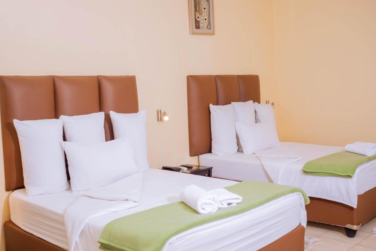 Road House Guest House Omuthiya Екстериор снимка
