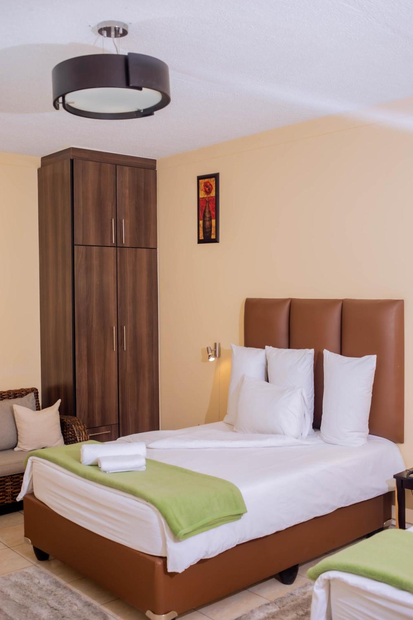 Road House Guest House Omuthiya Екстериор снимка