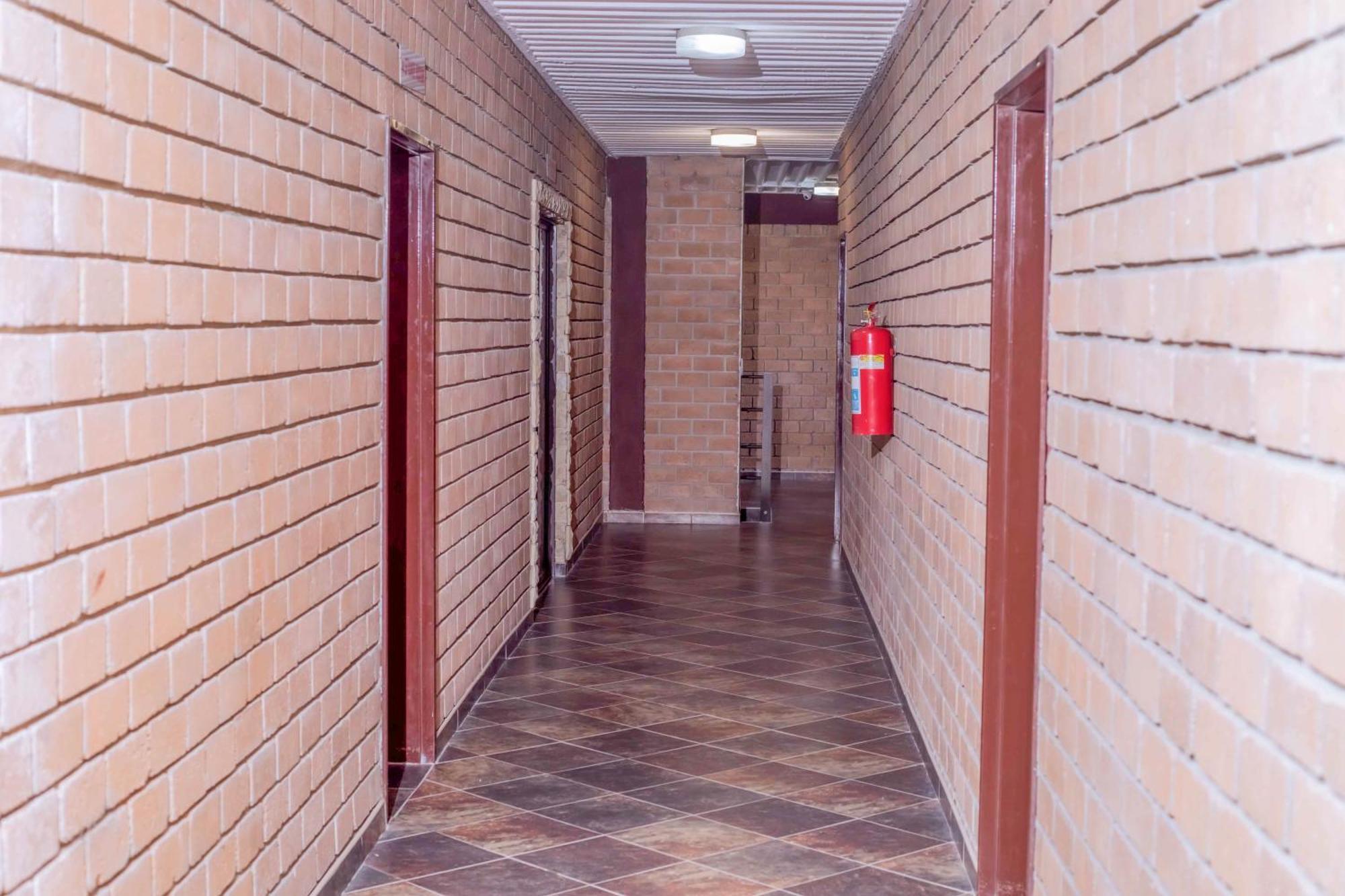 Road House Guest House Omuthiya Екстериор снимка