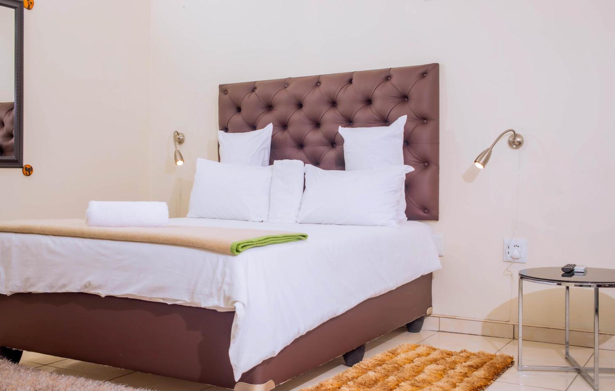 Road House Guest House Omuthiya Екстериор снимка